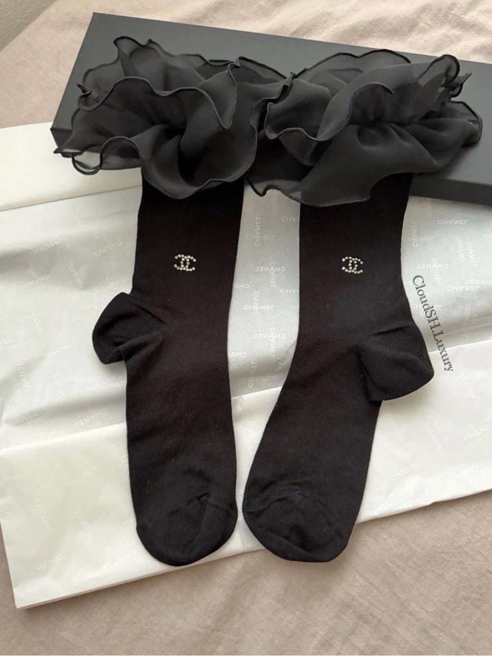 Auth Chanel 25K Classic CC Logo Ruffle Black Socks - Size M